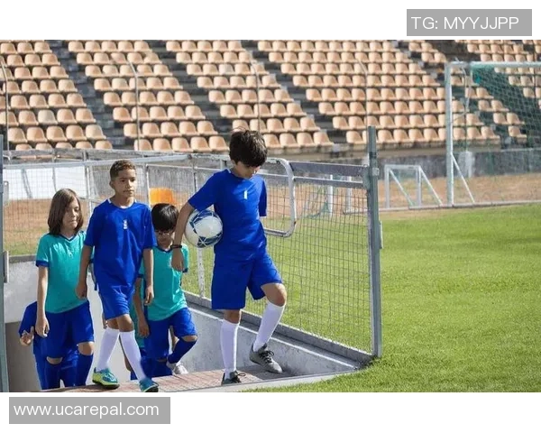 街头闪耀的足球明星与普通生活的完美交融